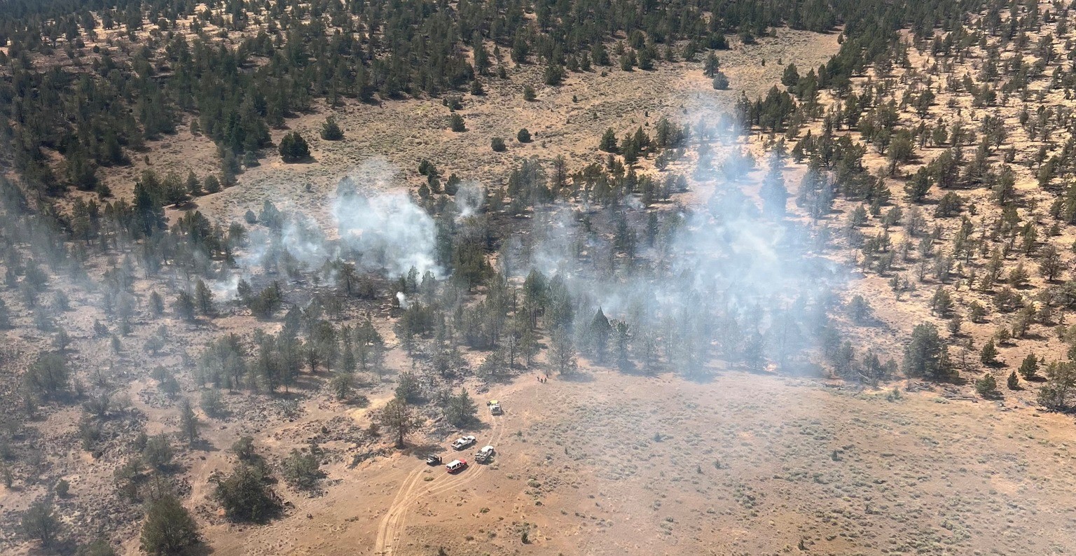 Noticias de Klamath Basin, jueves 28/8/25 – Nuevos incendios forestales provocados por rayos arden en el condado de Klamath; el incendio Flat recibe asistencia federal ahora en el condado de Deschutes; el fin de semana del Día del Trabajo comienza mañana