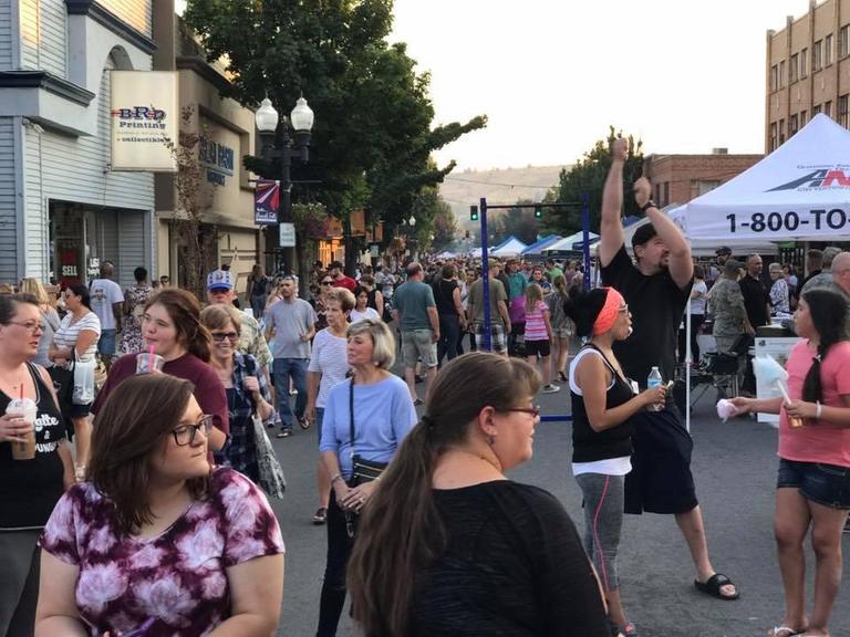 Tercer jueves de 6 a 9 p. m. Esta noche en el centro de Klamath Falls; el gobernador Kotek responde a las acusaciones de que Oregon está obstaculizando la aplicación de la ley federal de inmigración; un hombre de Coos Bay se declara culpable de asesinato en segundo grado por la muerte de dos personas en Umpqua Community College; exhibición de vehículos recreativos este fin de semana en el recinto ferial del condado de Klamath