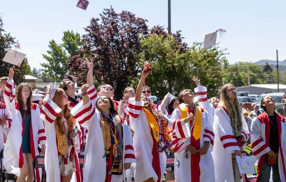 Noticias de Klamath Basin, lunes 29/9/25: La escuela preparatoria Bonanza Jr./Sr. fue nombrada Campeona Inaugural de Acceso a la Universidad; Actualizaciones sobre incendios forestales; Trump envía a la Guardia Nacional para proteger las instalaciones de ICE de Portland y los edificios federales