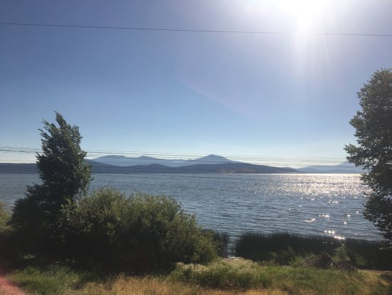 Noticias de la Cuenca de Klamath, martes 16/9/25: Tribus de Klamath se oponen a la solicitud de la Oficina de Administración de Tierras (BLM) de más agua para el lago Upper Klamath; Oregón pierde más fondos federales para carreteras y servicios públicos; Maestros y personal escolar bajo investigación tras comentarios despectivos sobre Charlie Kirk
