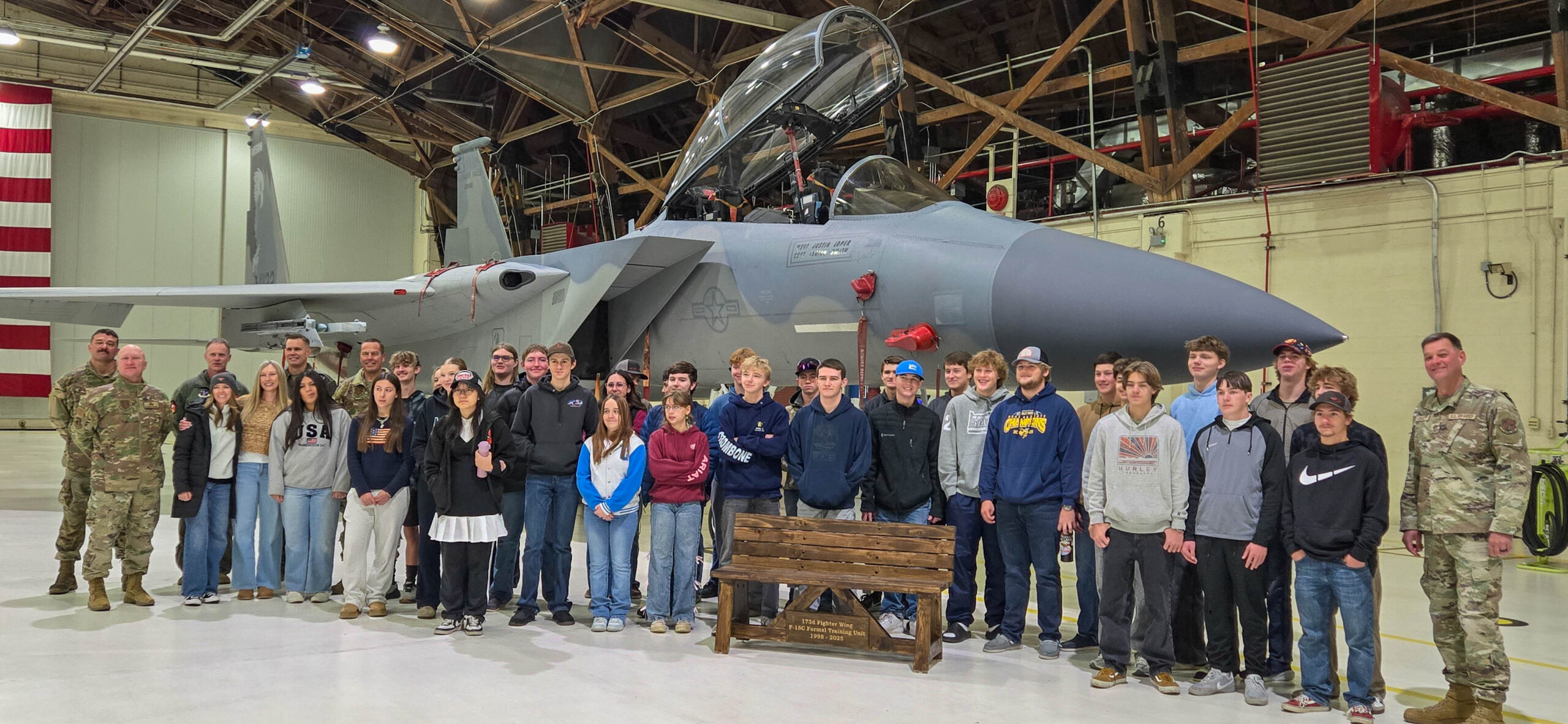 Noticias de Klamath Basin, miércoles 12/10: Estudiantes de ingeniería y aeroespacial de Henley visitan Kingsley Field para reunirse con pilotos de aviones F-15; Accidente automovilístico fatal mata a una mujer de KF; Tarjetas EBT de SNAP comprometidas por dispositivos de clonación de tarjetas; Shrader Homes Inc. de Medford multada con $128,000 por riesgos laborales