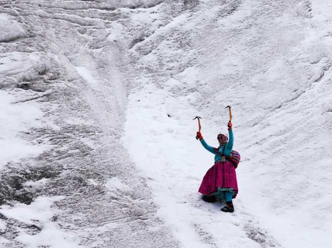 Las cholitas bolivianas escalan altas montañas, desafiando la tradición y la incertidumbre política