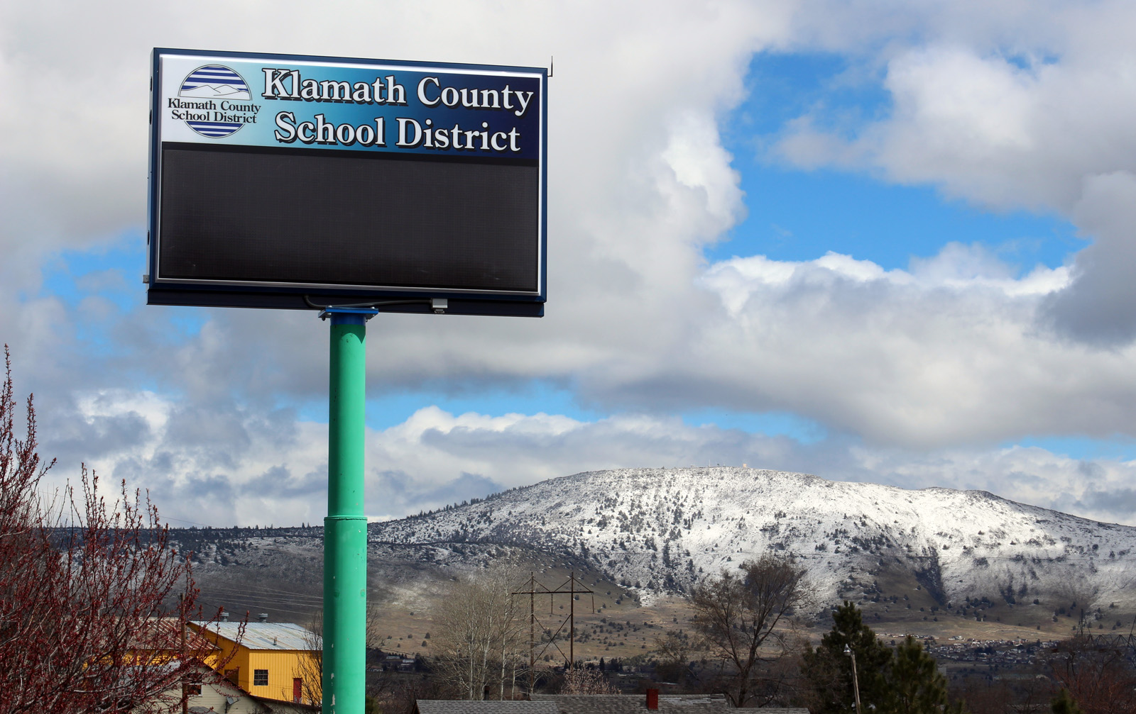 Noticias de Klamath Basin, lunes 19/1/26: Se abren las nominaciones para la Manzana de Cristal del KCSD; hoy se celebra el Día de Martin Luther King Jr.; el Departamento de Servicios Humanos de Oregón tiene un déficit de SNAP de $114 millones; la falta de vivienda en Oregón sigue aumentando