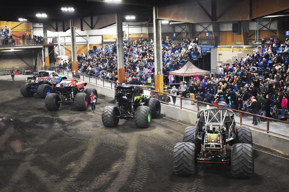 Noticias de Klamath Basin, viernes 27/2/26 – Exhibición de Monster Trucks en Klamath este fin de semana; Winco Foods abre el domingo 2 de marzo; Padres molestos y en apoyo del personal clasificado de las escuelas de la ciudad