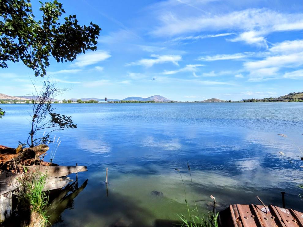 Noticias de Klamath Basin, lunes 9/2/26: los comisionados del condado declaran emergencia por falla del dique del lago Ewauna; reasignan fondos de ARPA; Mark Hummel Blues Harmonica Blowout y cena de barbacoa del sur de Oregón para el Día de San Valentín en Ragland; tiroteo con un oficial involucrado mientras Grants Pass. Mujer dispara a la policía