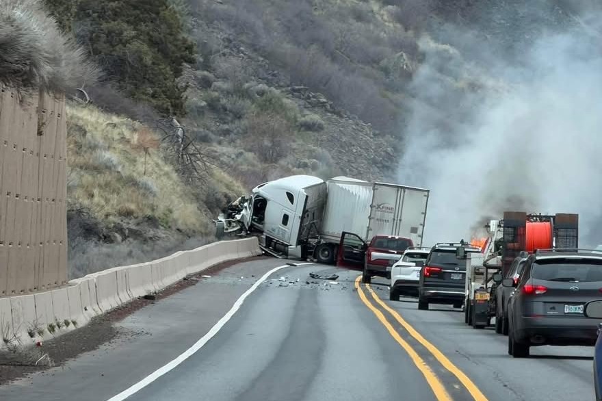 Noticias de Klamath Basin, miércoles 11/3/26: Accidente en la autopista 97 cerca de Modoc Point cierra la carretera durante horas; Funcionarios preocupados por accidentes en la autopista 97; El sheriff del condado advierte a los residentes sobre llamadas fraudulentas relacionadas con el servicio de jurado; Los precios de la gasolina en Oregón alcanzan su nivel más alto del año con el conflicto con Irá