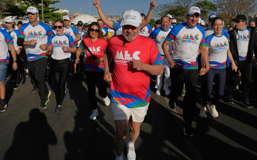 Lula exhibe su estado físico para contrarrestar dudas sobre su edad en la carrera electoral de Brasil