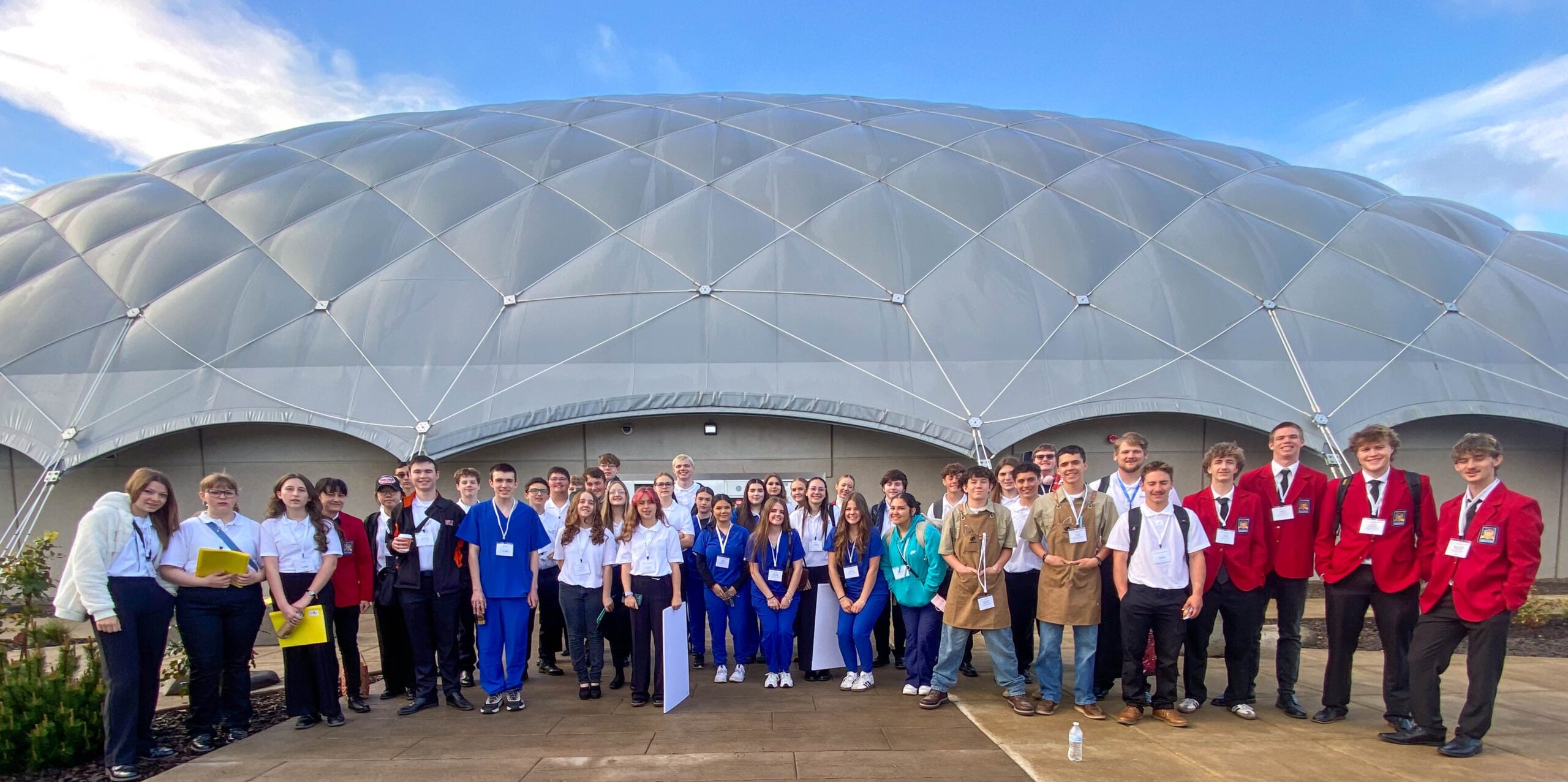 Noticias de la Cuenca de Klamath, 22/04/2026: Estudiantes de la Escuela Secundaria Henley logran el éxito en el programa de Educación Técnica y Profesional de la escuela; el gobernador Kotek descarta la opción de acortar el año académico debido a que el ausentismo estatal sigue siendo alto y los resultados de las pruebas siguen siendo bajos; el Departamento de Servicios Humanos de Ohio (ODHS) comparte información sobre la pérdida de beneficios de SNAP y cómo