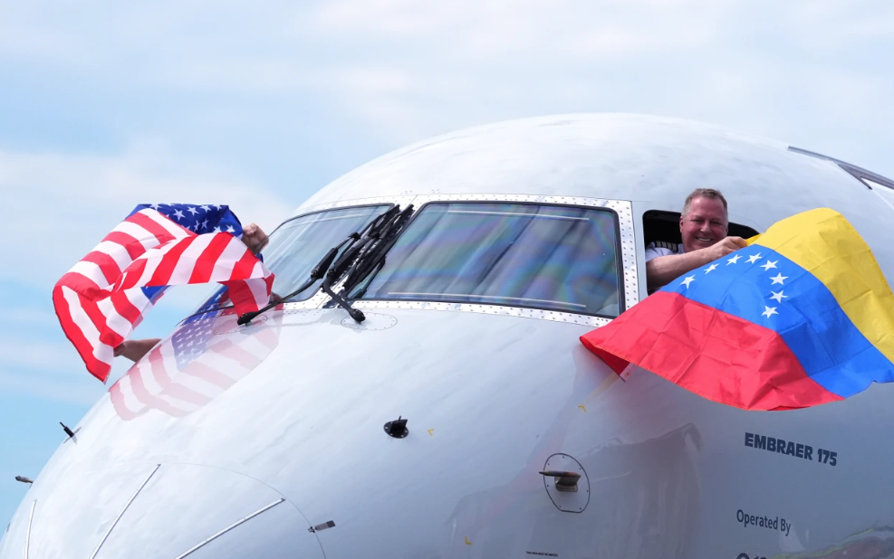 Primer vuelo directo entre EE. UU. y Venezuela en 7 años aterriza en Caracas en medio de renovadas relaciones
