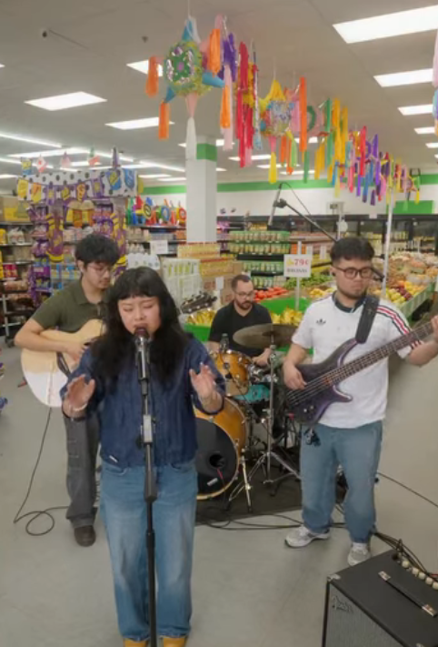 De la tienda al escenario: supermercado latino conquista internet con conciertos en vivo