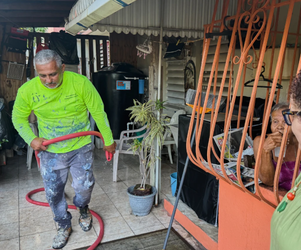 Puerto Rico enfrenta grave crisis de agua mientras miles de residentes siguen sin servicio