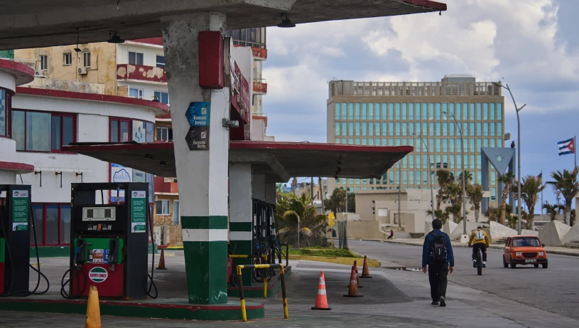 México busca reanudar el envío de petróleo a Cuba para aliviar su crisis energética