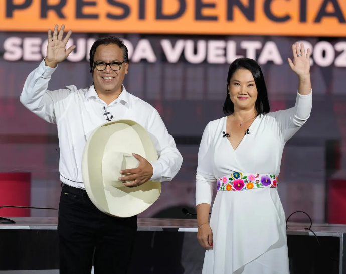 Perú espera resultado final tras reñida segunda vuelta entre Keiko Fujimori y Roberto Sánchez