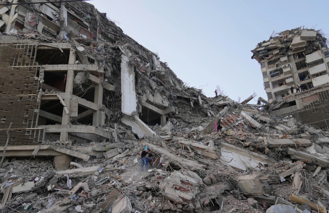 Familias buscan a desaparecidos entre los escombros tras terremotos en Venezuela