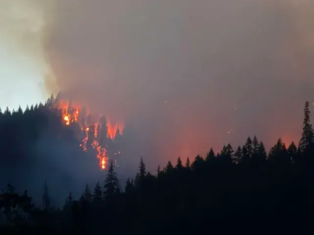 Noticias de la Cuenca de Klamath, viernes 17/07/2026 – Cielos humeantes cubren la cuenca mientras continúa la ola de calor; se sospecha que un adolescente desaparecido se encuentra en el área de Klamath; los incendios forestales se intensifican en todo Oregón; Oregon Parks Forever se une a la Fundación de Parques Nacionales para reautorizar la Ley America the Beautiful