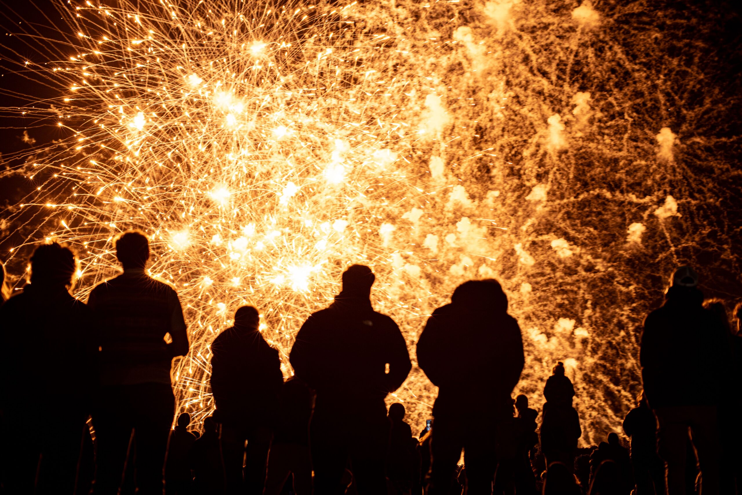 Noticias de la Cuenca de Klamath, jueves 2 de julio de 2026 – Llega el fin de semana del 4 de julio; desfile a las 10 a. m. del sábado y espectáculo de fuegos artificiales nocturnos en el lago Ewauna; diez estudiantes del condado de Klamath reciben becas Earl y Jane Ferguson; dos residentes locales acusados ​​de intento de asesinato; prepárense para un clima caluroso durante el fin de semana festivo