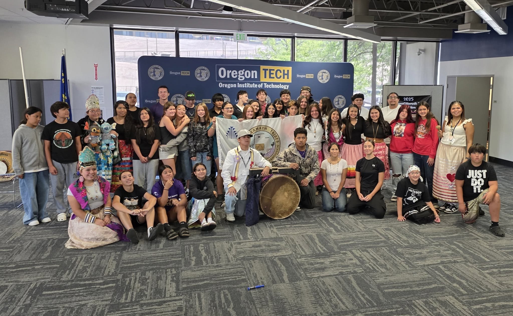 Noticias de la Cuenca de Klamath, jueves 27/08/2026 – La Cumbre Juvenil de las Tribus Klamath de Oregon Tech fue un éxito; Cuatro candidatos se postulan para cargos en el distrito de la ciudad de KF; La ciudad de KF y el condado de Klamath organizarán una jornada de puertas abiertas el lunes; El secretario de Estado de Oregon no acatará las nuevas reglas de votación por correo de Trump