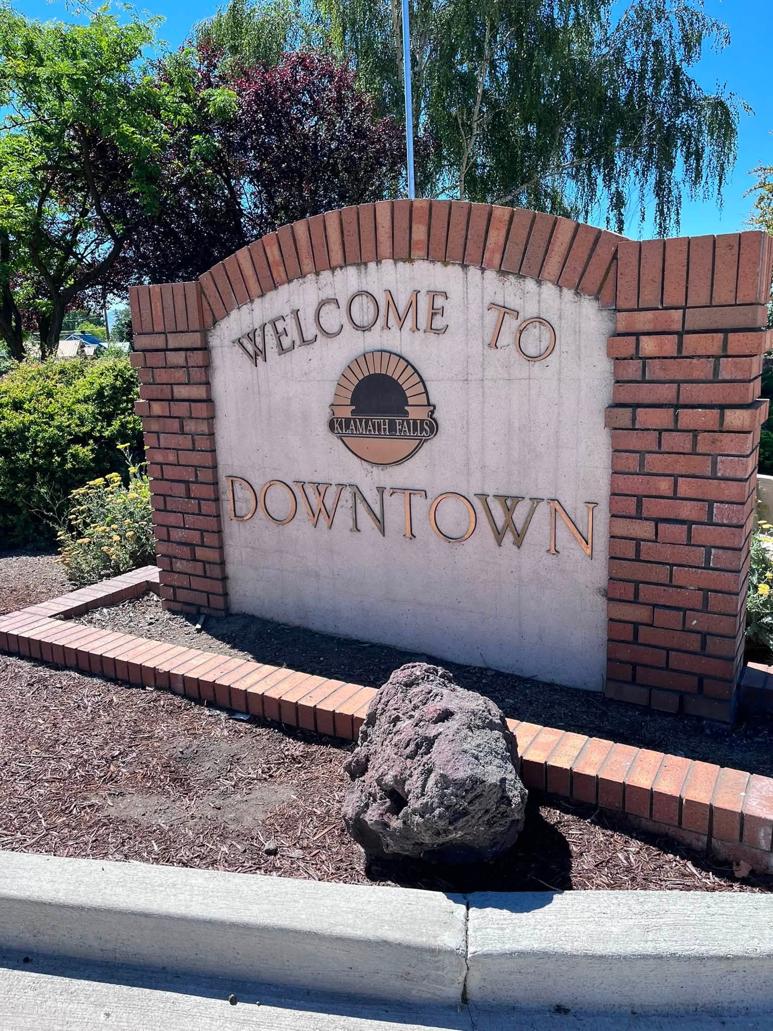 Noticias de Klamath Basin, martes 25/08/2026 – La Asociación del Centro de Klamath Falls reactiva el programa de subvenciones para la mejora de fachadas; la jornada de puertas abiertas de la ciudad de Klamath Falls se celebrará el 31 de agosto; KCC, KUHS y Sky Lakes Med Center obtienen una subvención para cursos de capacitación en respuesta a emergencias