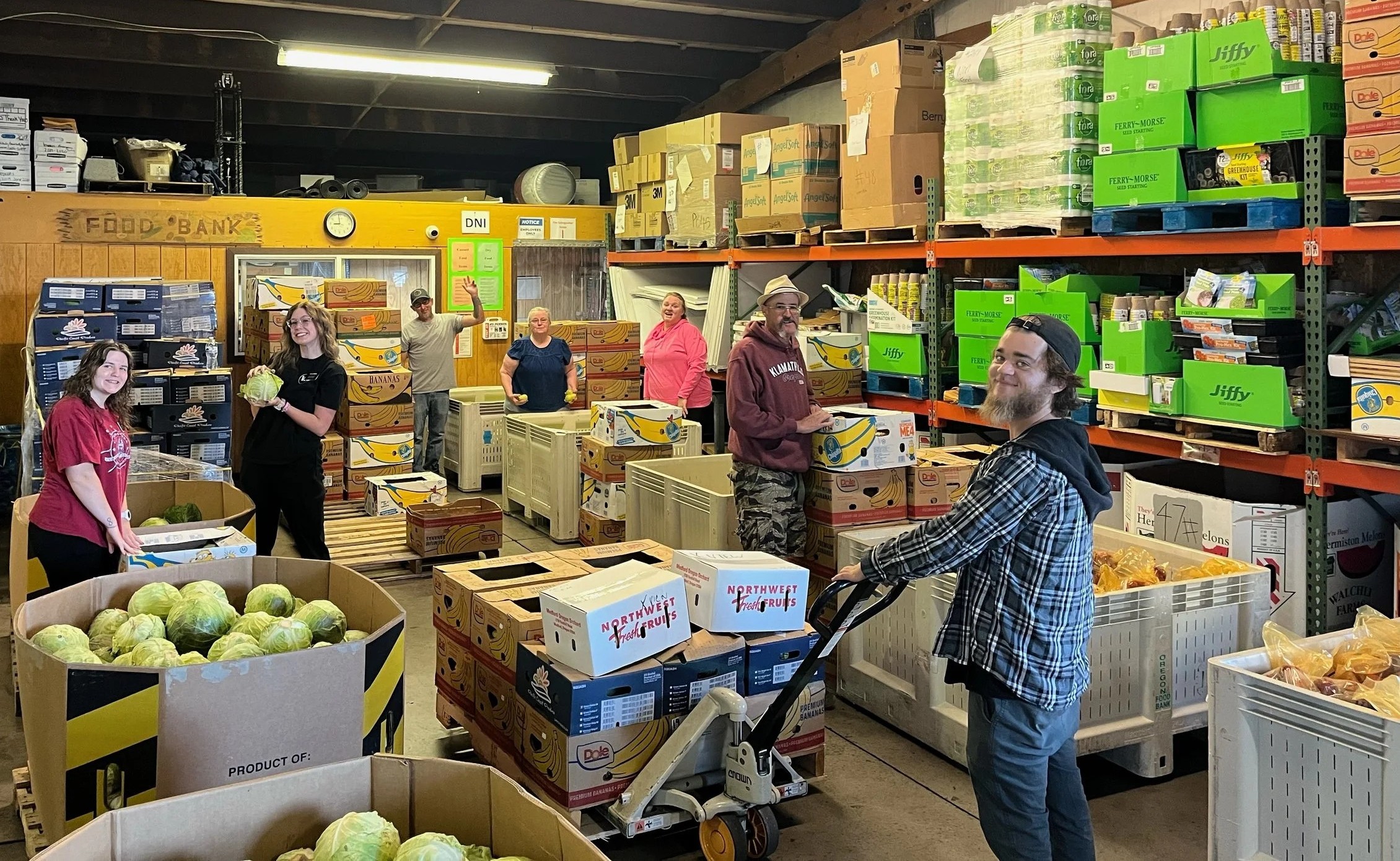 Noticias de la Cuenca de Klamath, miércoles 23/09/2026 – El Banco de Alimentos de Klamath-Lake necesita donaciones antes de las fiestas; la subasta de ganado del Rotary Club 4-H y la FFA del Condado de Klamath genera 1,6 millones de dólares en ventas de ganado; el Museo del Condado de Klamath y Klamath Music presentan el evento “Bajo los cielos de Klamath”